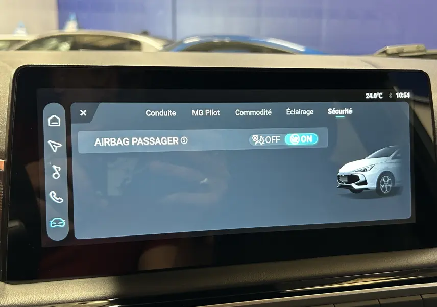 Écran tactile intérieur affichant le menu sécurité avec activation de l'airbag passager sur MG3 1.5 Hybrid+ gris Hampstead.