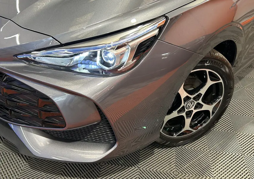 Gros plan sur l'avant droit gris Hampstead de la MG3 1.5 Hybrid+ 195 LUXURY avec phares LED et jante alliage distinctive.