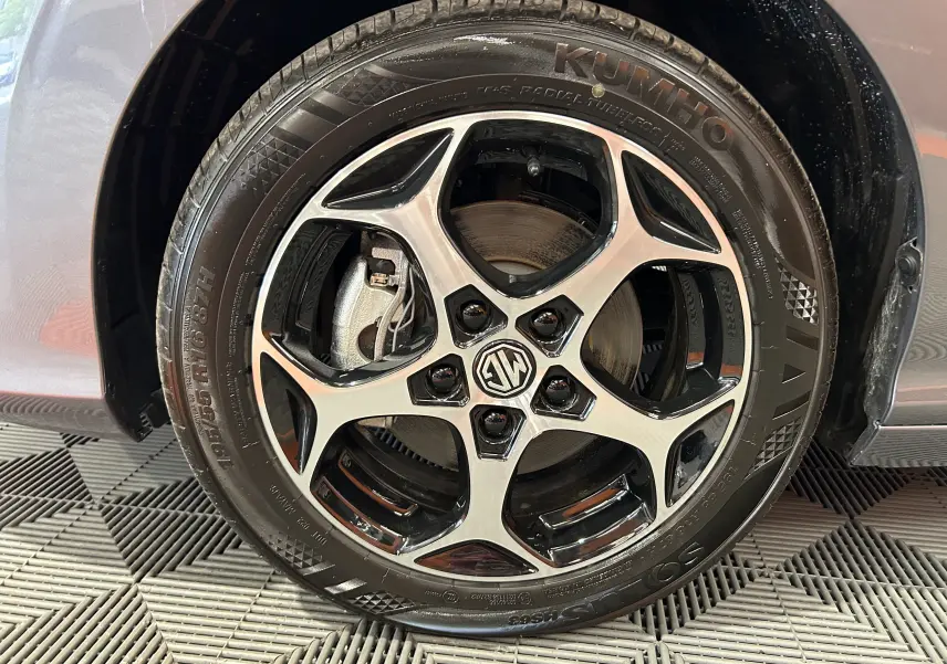 Gros plan sur la roue avant droite du MG3 1.5 Hybrid+ 195 Luxury en couleur Hampstead Grey avec jante alliage bicolore.