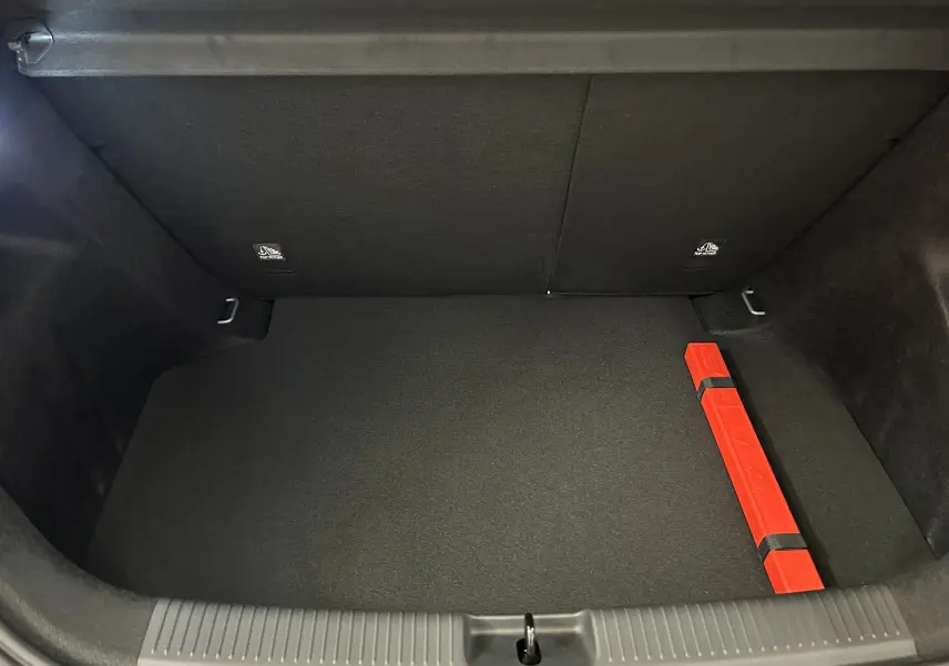 Coffre ouvert de MG3 1.5 Hybrid+ 195 Luxury en Hampstead Grey, intérieur noir avec triangle de signalisation rouge.