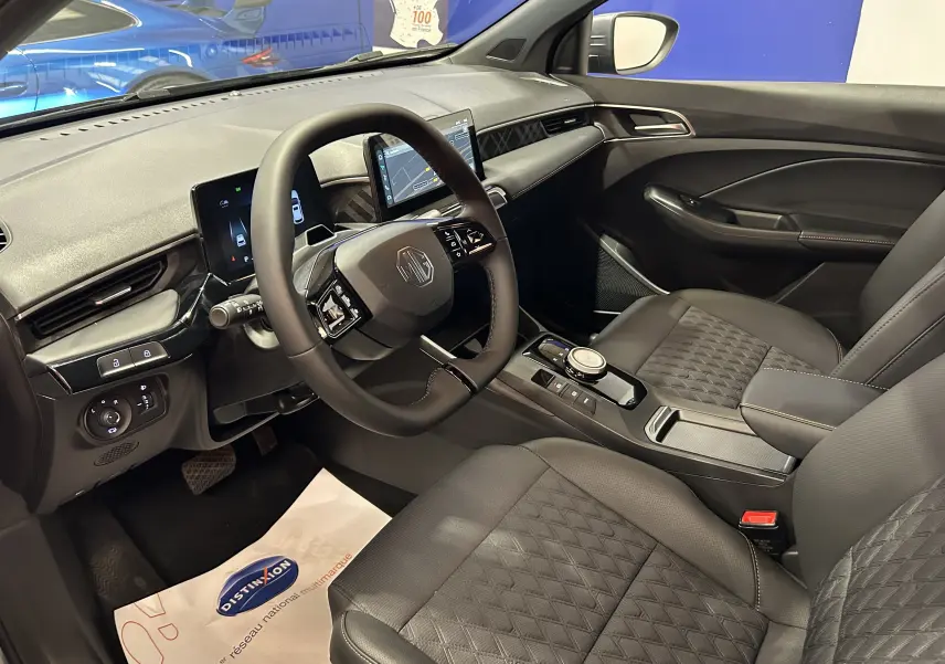 Vue intérieure côté conducteur du MG3 1.5 Hybrid+ 195 Luxury en gris Hampstead, avec tableau de bord digital et volant multifonction.