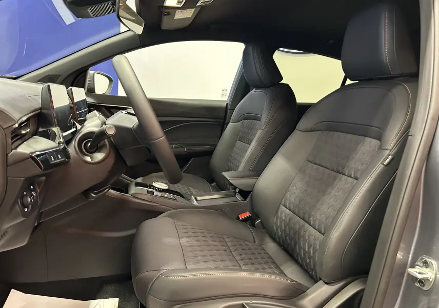 Vue intérieure côté conducteur du MG3 1.5 Hybrid+ 195 Luxury gris Hampstead, sièges cuir et alcantara avec surpiqûres contrastées.