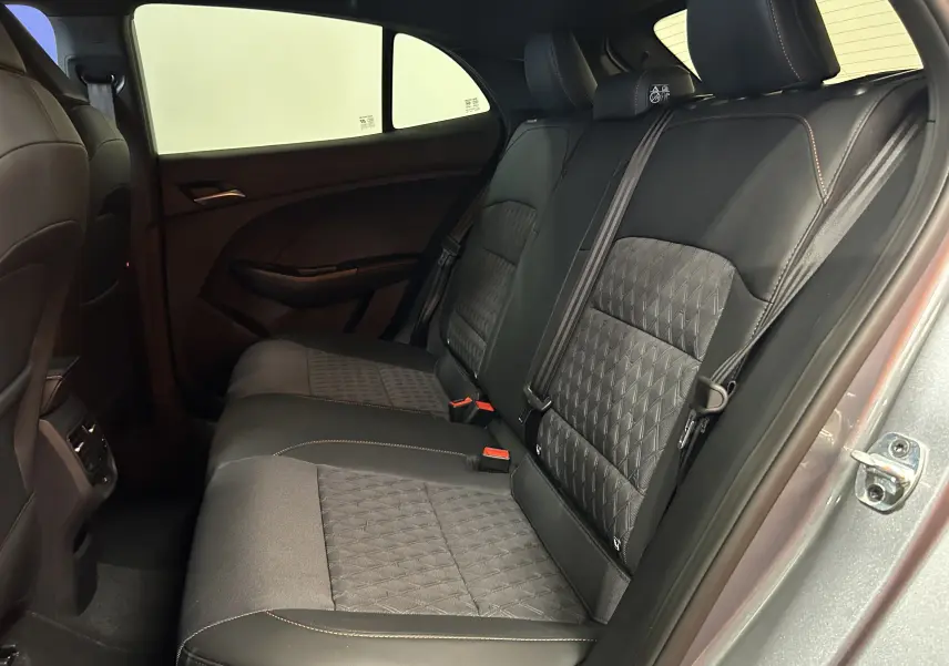 Vue intérieure côté droit des sièges arrière en cuir noir avec surpiqûres orange du MG3 1.5 Hybrid+ 195 Luxury gris Hampstead.