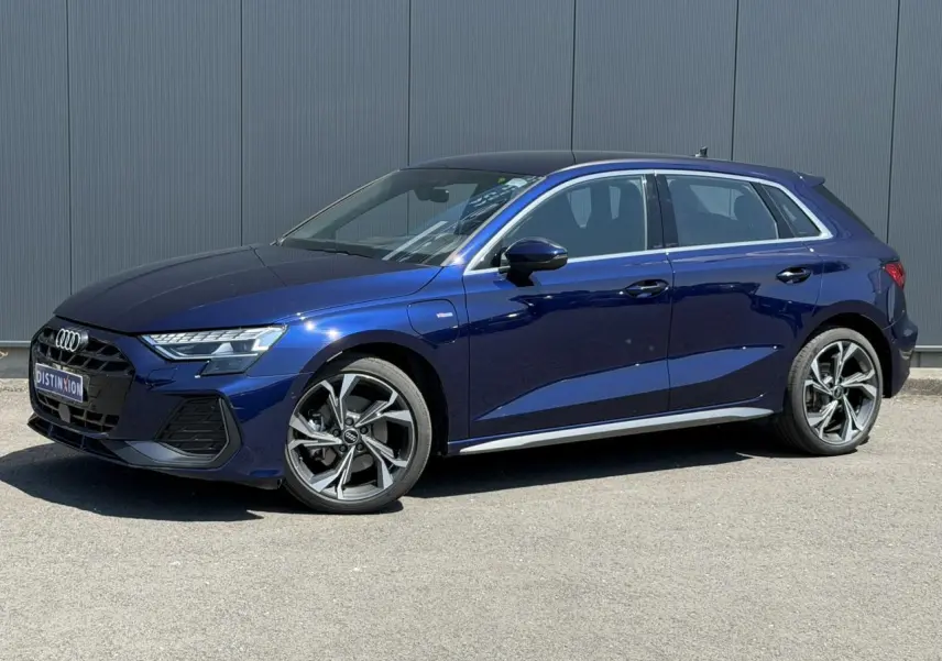 Audi A3 Sportback bleu Navarre vue de profil côté gauche, avec jantes alliage 5 branches en Y et toit noir brillant.