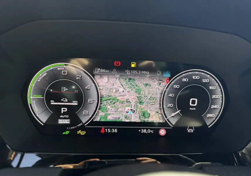 Tableau de bord numérique Audi A3 Sportback 2025 avec affichage navigation, compte-tours et vitesse à 0 km/h.