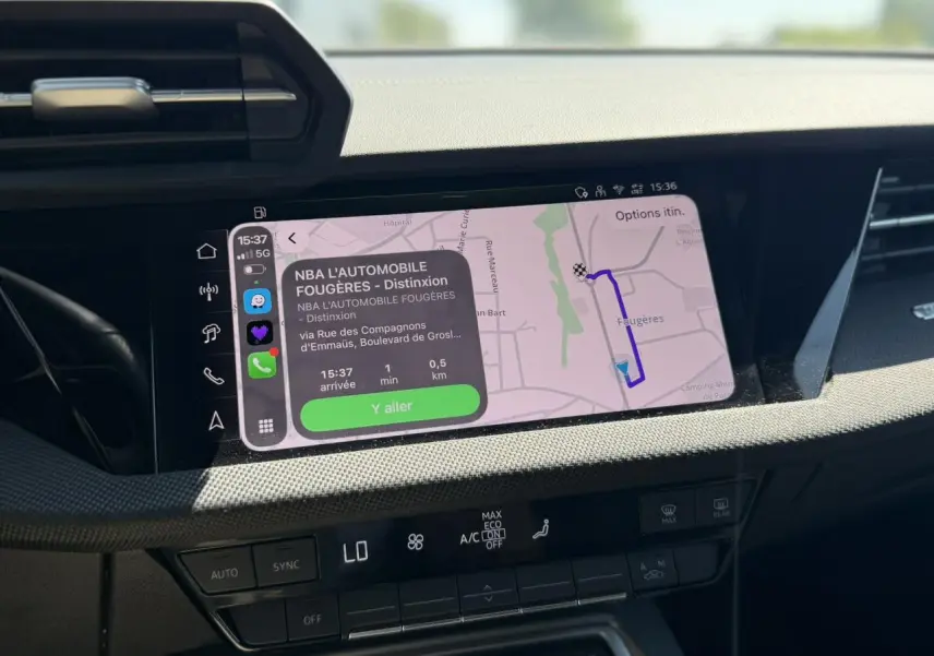 Vue rapprochée de l'écran tactile central affichant la navigation sur une Audi A3 Sportback 2025, intérieur noir.