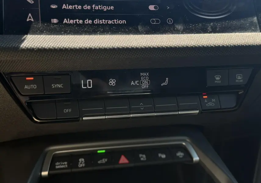 Panneau de commande de climatisation et boutons de fonctions dans l’habitacle d’une Audi A3 Sportback 2025.