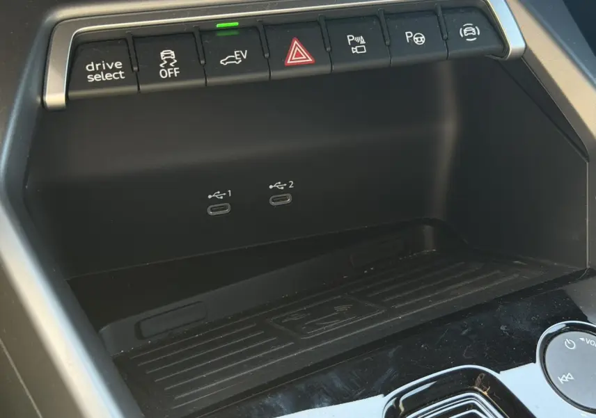 Détail de la console centrale noire de l’Audi A3 Sportback 2025 avec boutons de contrôle et ports USB-C.