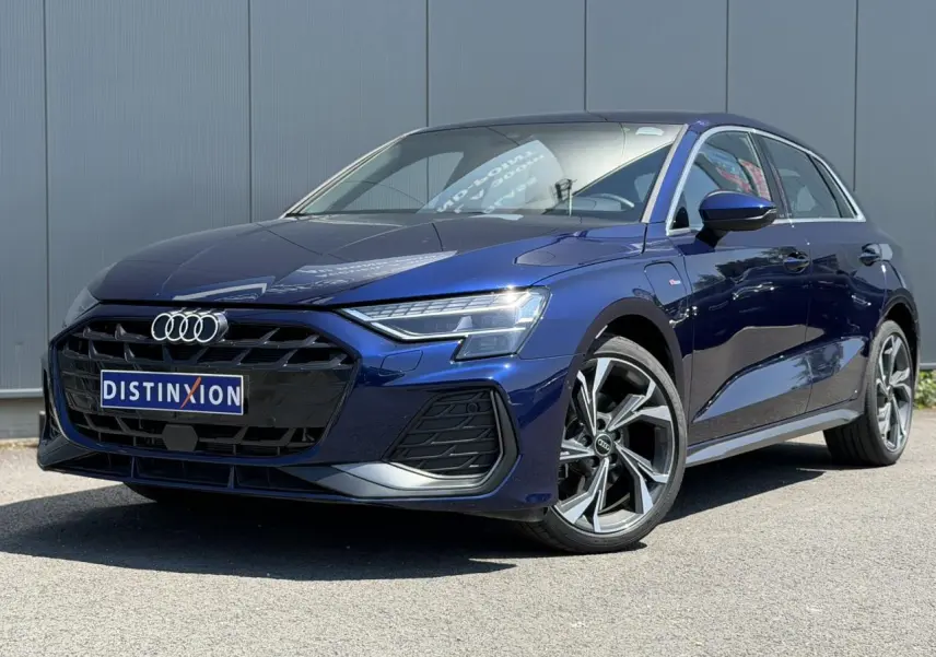 Audi A3 Sportback bleu Navarre vue 3/4 avant droit avec jantes alliage 5 branches en Y brillantes.