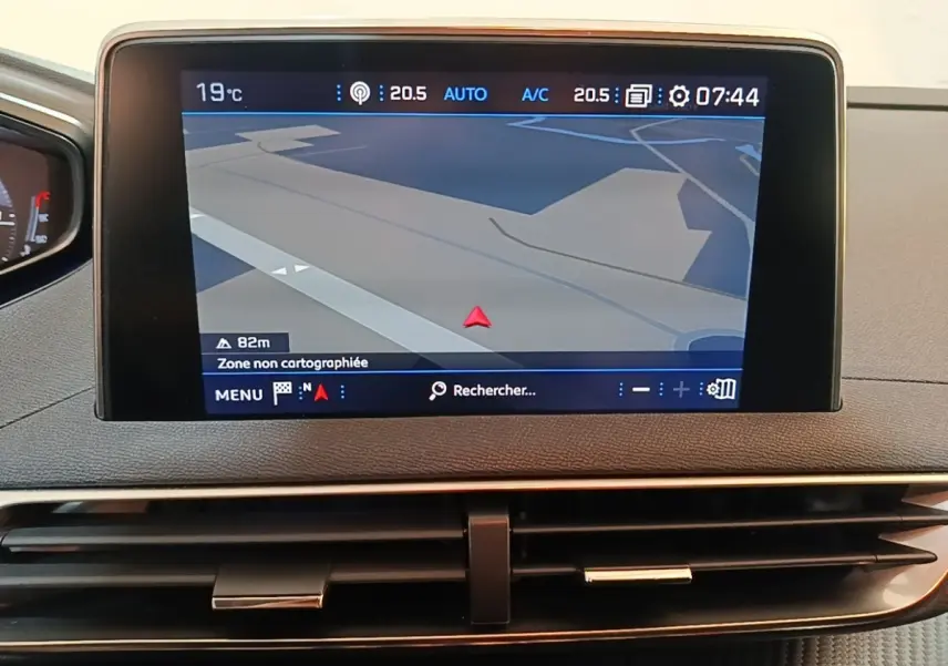 Écran tactile central affichant la navigation 3D du Peugeot 5008, tableau de bord noir avec aérateurs horizontaux.