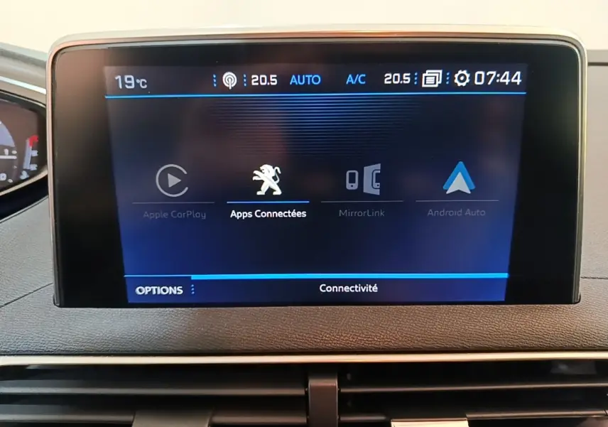 Écran tactile central affichant la connectivité Apple CarPlay, Android Auto et Apps Connectées dans un Peugeot 5008 noir.