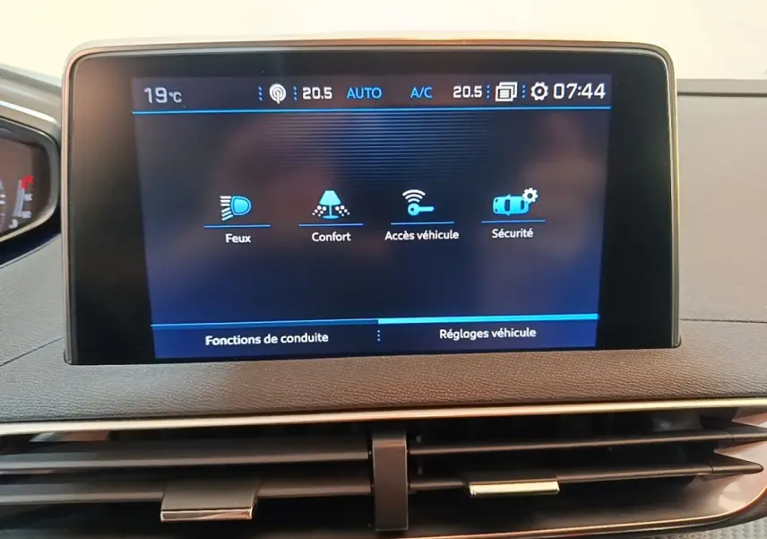 Écran tactile central affichant les réglages véhicule sur Peugeot 5008 noir, vue intérieure frontale rapprochée.
