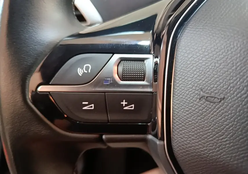 Gros plan sur les commandes vocales et volume au volant cuir noir du Peugeot 5008 BlueHDi 130 S&S Allure Business 2018.