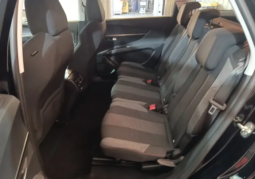 Vue intérieure côté droit des sièges arrière noirs et gris du Peugeot 5008 2018, version BlueHDi Allure Business.