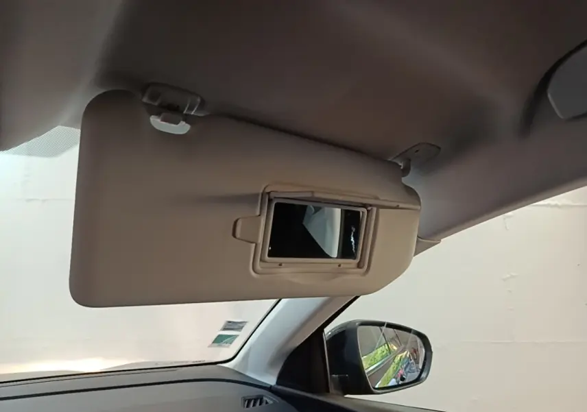 Détail du pare-soleil côté conducteur avec miroir intégré dans l’habitacle d’un Peugeot 5008 noir.