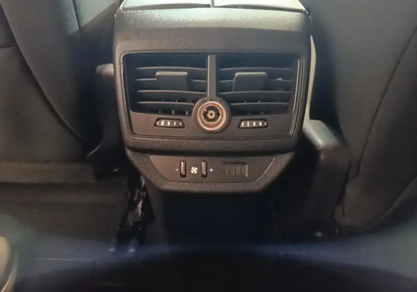 Vue rapprochée des commandes de ventilation arrière noires du Peugeot 5008 BlueHDi 130 S&S Allure Business 2018.