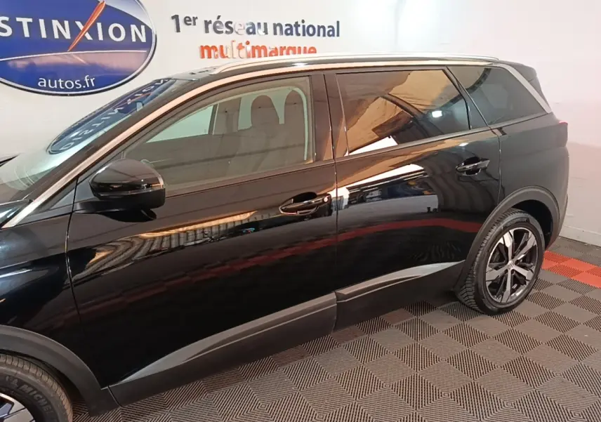 Profil droit du Peugeot 5008 noir 2018, mettant en valeur ses vitres teintées et jantes alliage bicolores.