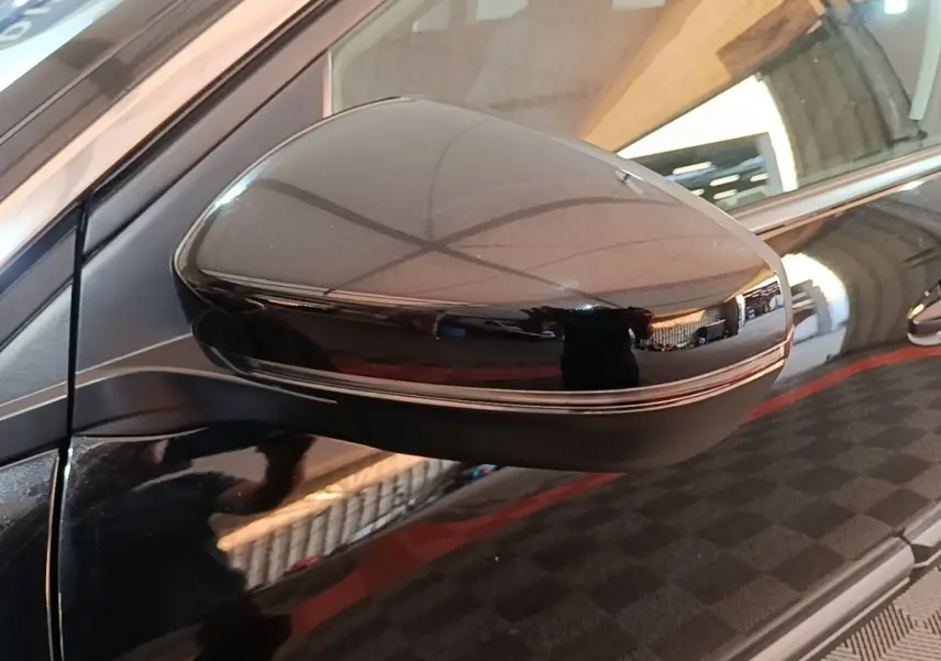 Rétroviseur côté gauche noir brillant du Peugeot 5008 BlueHDi 130 S&S Allure Business 2018 en gros plan.