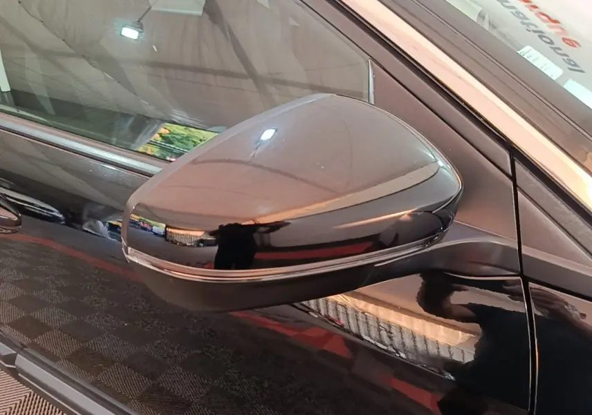 Rétroviseur extérieur droit noir brillant du Peugeot 5008 BlueHDi 130 S&S Allure Business 2018, vue rapprochée côté conducteur.