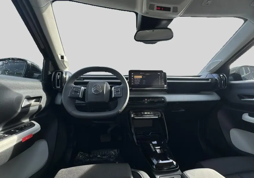 Vue intérieure frontale du Citroën C3 Aircross 2026 noir, avec tableau de bord moderne et écran tactile central.