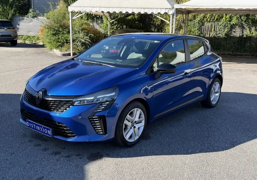 Renault Clio Evolution TCe 90 bleu vue 3/4 avant droit, avec feux LED et jantes alliage visibles.