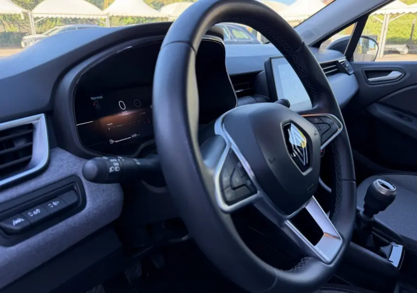 Vue intérieure côté conducteur du tableau de bord et volant cuir noir de la Renault Clio Evolution TCe 90 2024.