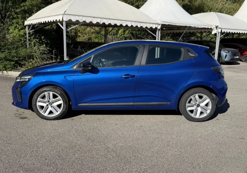 Profil droit de la Renault Clio Evolution TCe 90 2024 en bleu, avec jantes argentées et rétroviseurs noirs.