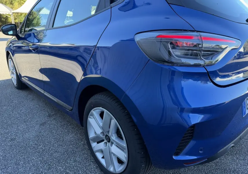 Vue 3/4 arrière droite d'une Renault Clio Evolution TCe 90 bleu avec feux LED et jantes alliage argentées.