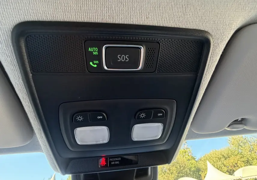 Plafonnier intérieur avec bouton SOS et éclairages de lecture, sur Renault Clio Evolution TCe 90 2024.