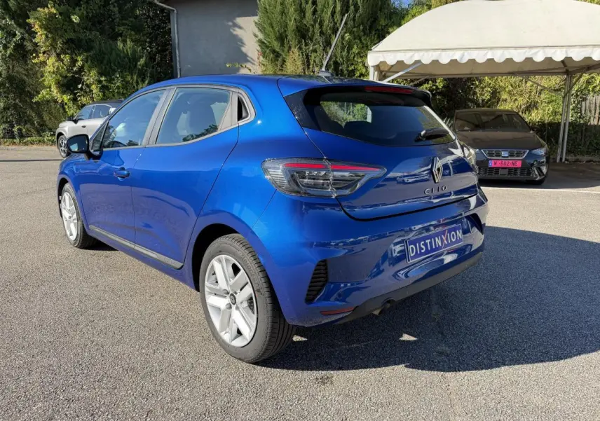 Vue 3/4 arrière droite d'une Renault Clio Evolution TCe 90 bleu brillant avec feux arrière LED et jantes alliage.