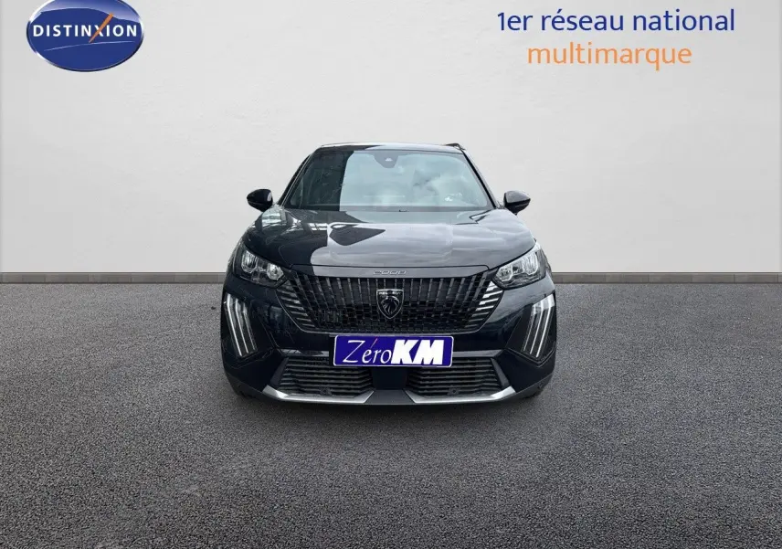 Peugeot 2008 Hybrid 136ch Allure noir métal vue de face avec calandre distinctive et feux LED verticaux.