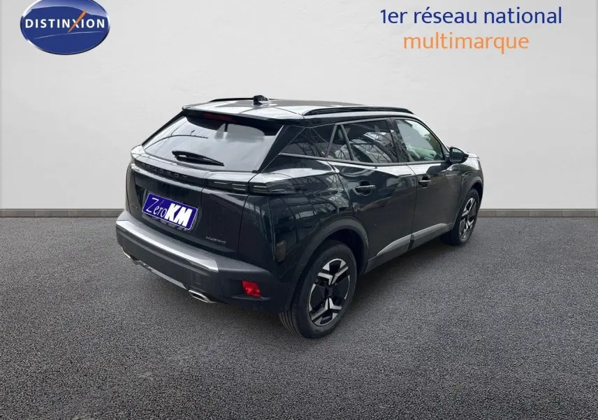 Peugeot 2008 Hybrid noir métal en 3/4 arrière côté droit, avec feux LED et jantes bi-ton visibles.