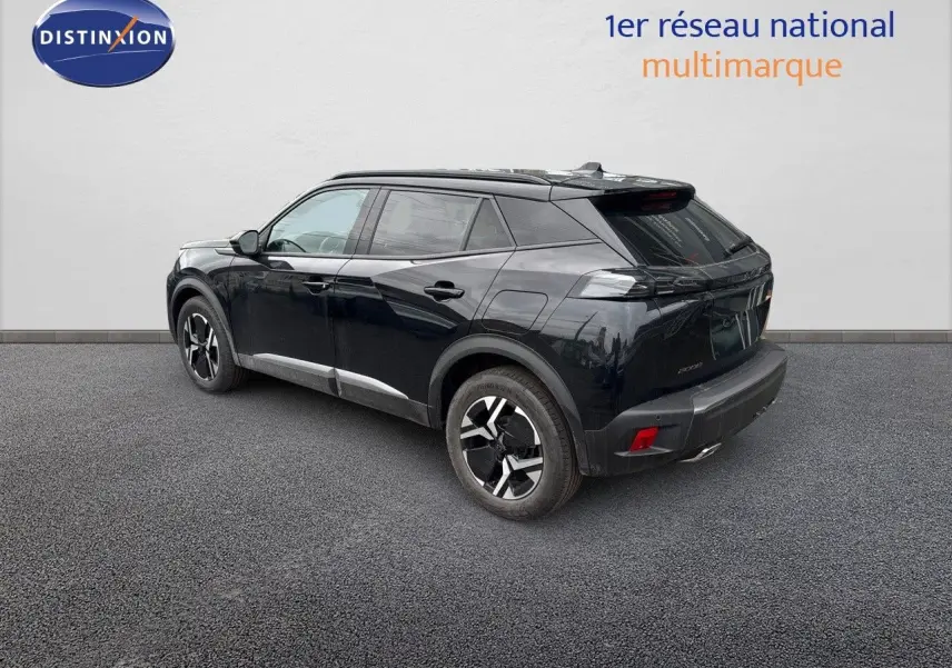 Peugeot 2008 Hybrid 136ch noir métal en 3/4 arrière côté gauche, avec jantes noires et toit panoramique.