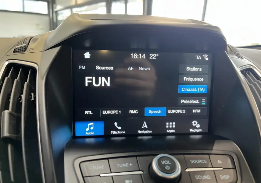 Écran tactile central Ford SYNC 3 affichant la radio FUN dans un Ford C-MAX blanc, vue intérieure frontale.