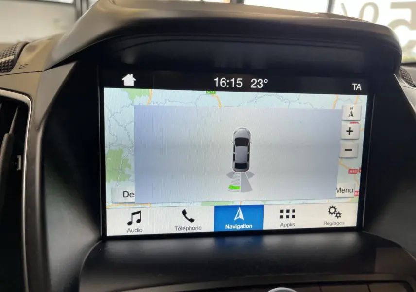 Écran tactile du système de navigation Ford SYNC 3 dans un Ford C-MAX blanc, affichant la vue de recul.