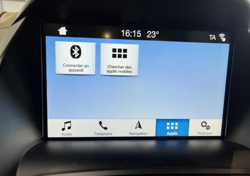 Écran tactile central de la Ford C-MAX blanc, affichant le menu des applications avec Bluetooth et navigation.