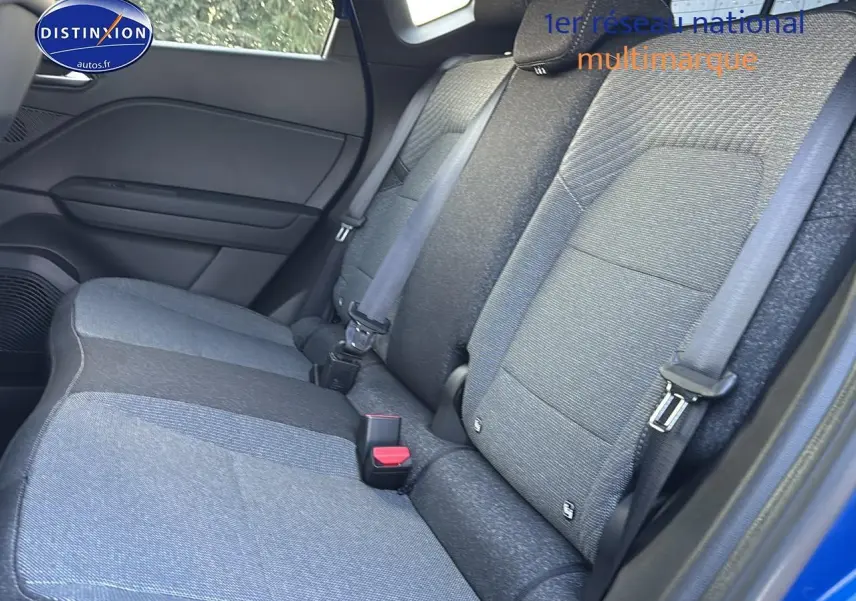 Vue côté droit de la banquette arrière grise du Renault Captur 2026 bleu iron avec ceintures de sécurité visibles.