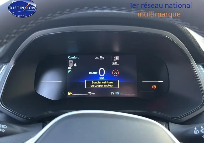 Vue rapprochée du tableau de bord numérique du Renault Captur 2026 affichant la vitesse et alertes de sécurité.