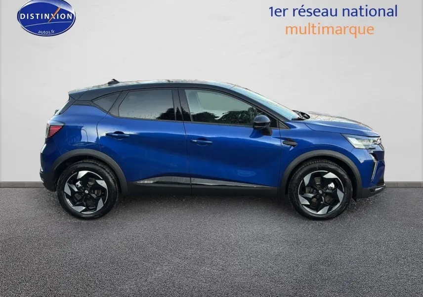 Vue latérale droite d'un Renault Captur 2026 bleu iron avec toit noir, jantes alliage et vitres surteintées.