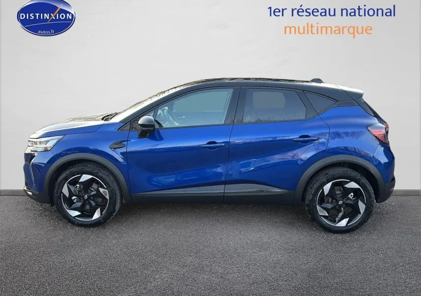 Profil droit du Renault Captur 2026 hybride bleu iron avec toit et rétroviseurs noirs sur fond neutre.