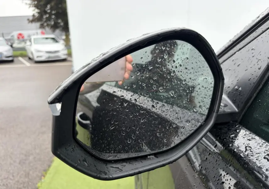 Rétroviseur extérieur droit noir métallisé de Citroën C5 Aircross II sous pluie avec gouttes d'eau visibles.