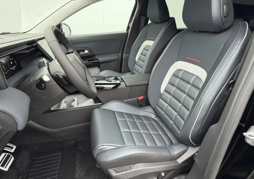 Vue intérieure côté conducteur du Citroën C5 Aircross 2026, sièges en cuir et tissu bleu avec surpiqûres blanches.