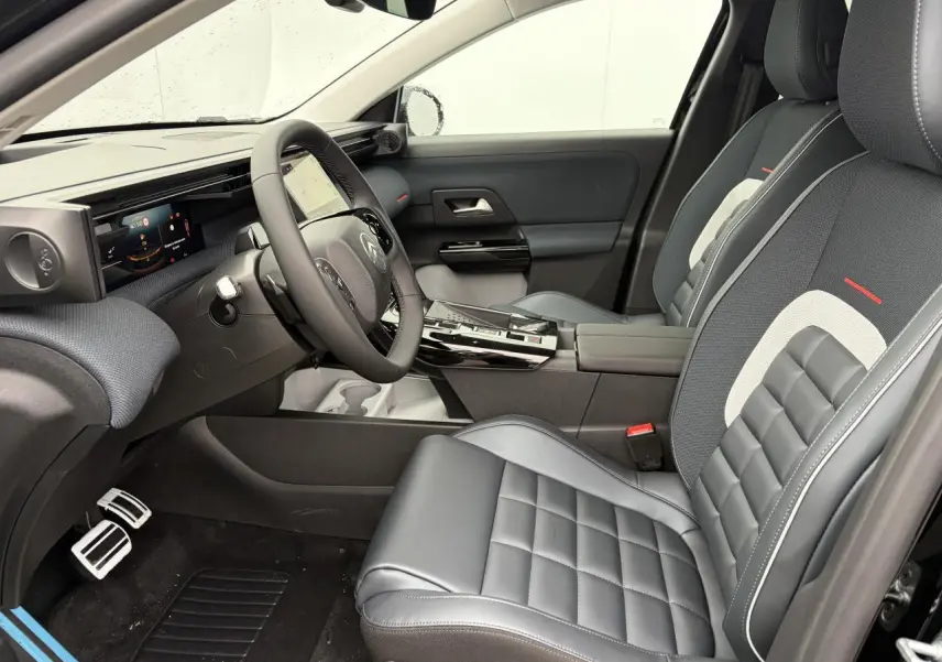 Vue intérieure côté conducteur du Citroën C5 Aircross 2026, sièges cuir noir et tableau de bord moderne avec écran tactile.