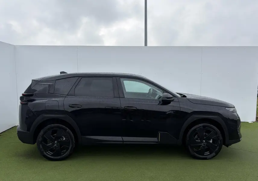 Profil droit du SUV Citroën C5 Aircross noir métal avec jantes alliage noires et toit panoramique visible.