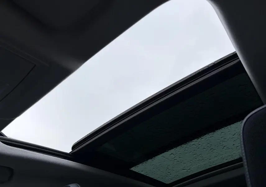Toit ouvrant panoramique ouvert vu de l'intérieur d'un Citroën C5 Aircross noir métal.