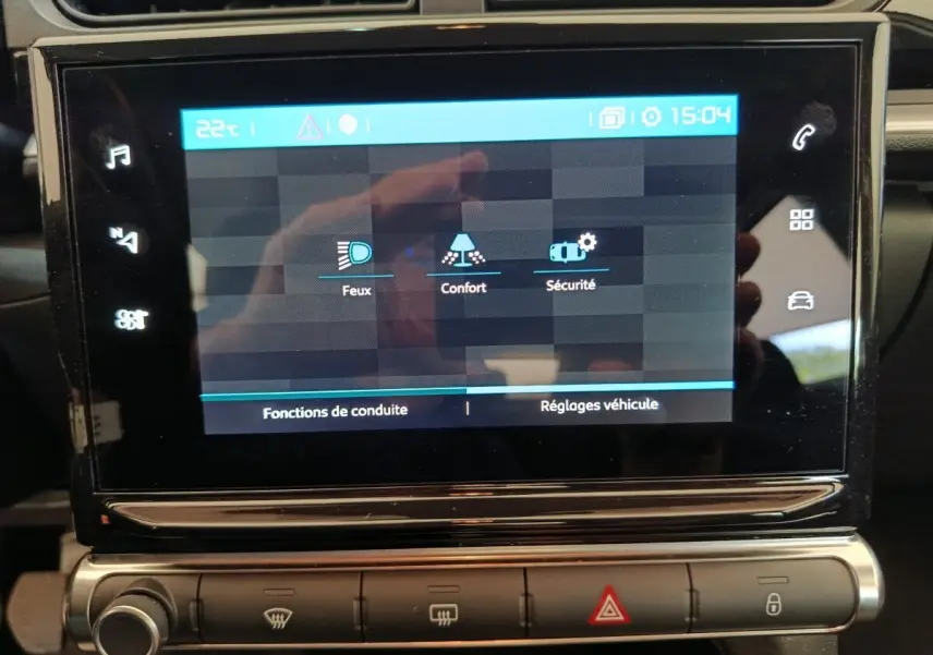 Écran tactile central de la Citroën C3 blanche de 2020, affichant les réglages de conduite et sécurité.