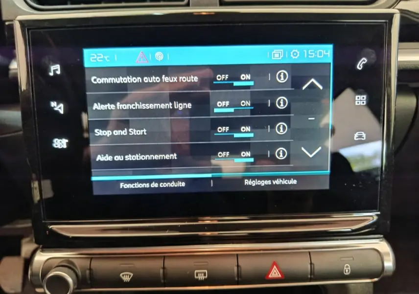 Écran tactile central de la Citroën C3 blanche de 2020 affichant les réglages d’aide à la conduite.