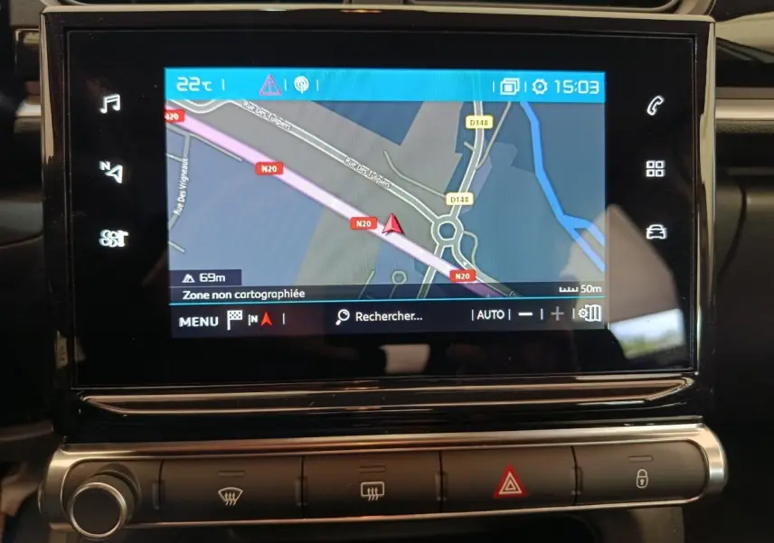 Écran tactile 7 pouces du système de navigation de la Citroën C3 PureTech 83, affichant une carte en intérieur.