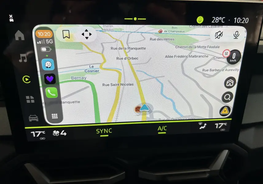 Écran tactile intérieur du Dacia Bigster 2026 montrant la navigation GPS avec interface moderne et commandes climatisation.