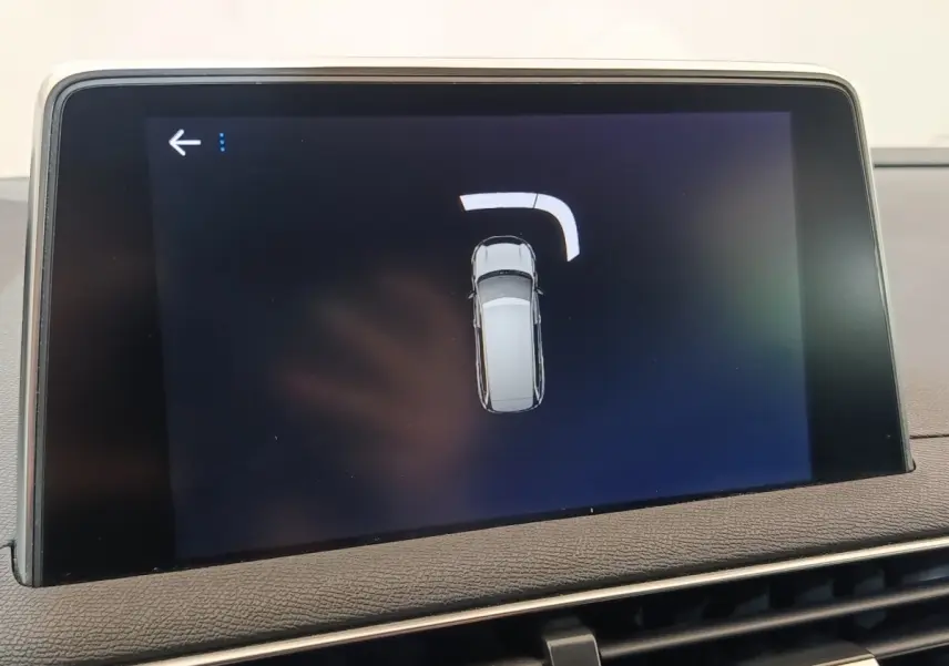 Écran tactile intérieur affichant la vue de dessus du véhicule en gris sur fond noir, tableau de bord Peugeot 5008.